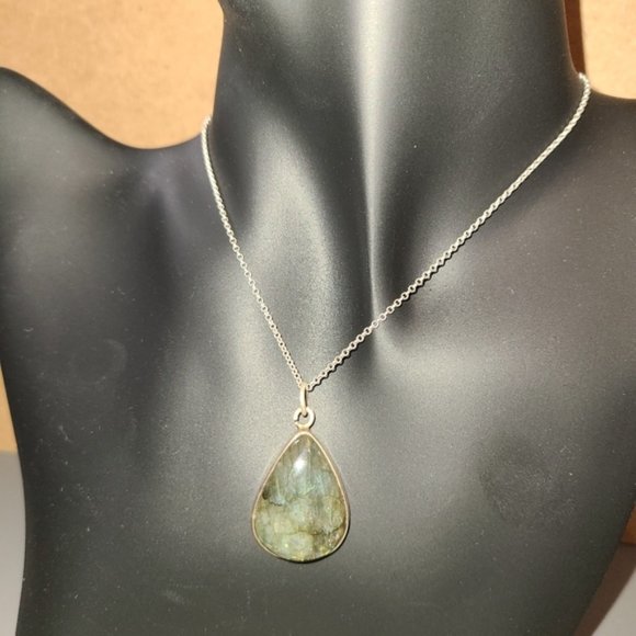 Labradorite set in sterling silver with chain - Picture 2 of 4